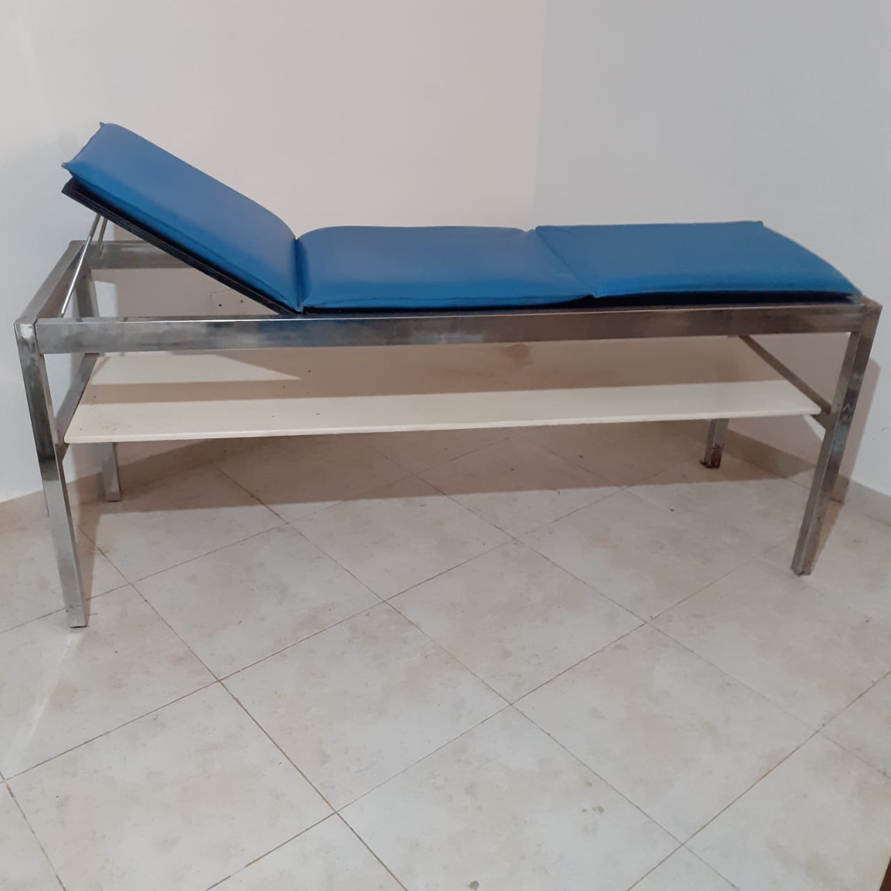 Camilla para consultorio o spa – Estructura metálica y colchón reclinable azul en Cancún - Imagen 4