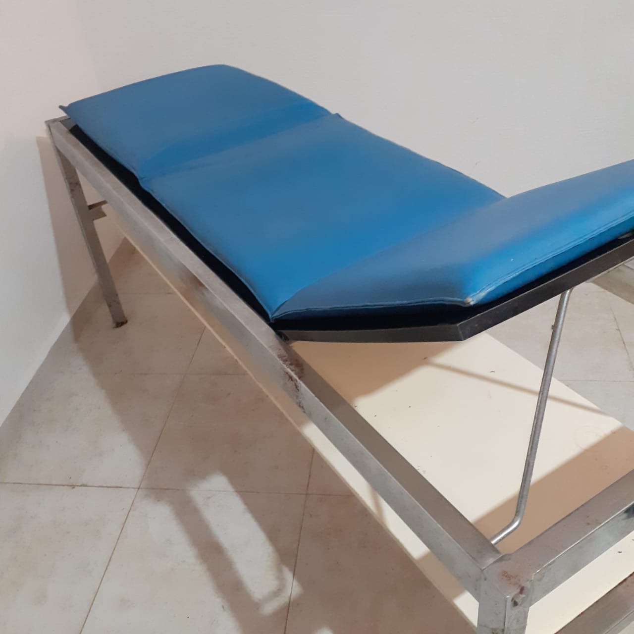 Camilla para consultorio o spa – Estructura metálica y colchón reclinable azul en Cancún - Imagen 3