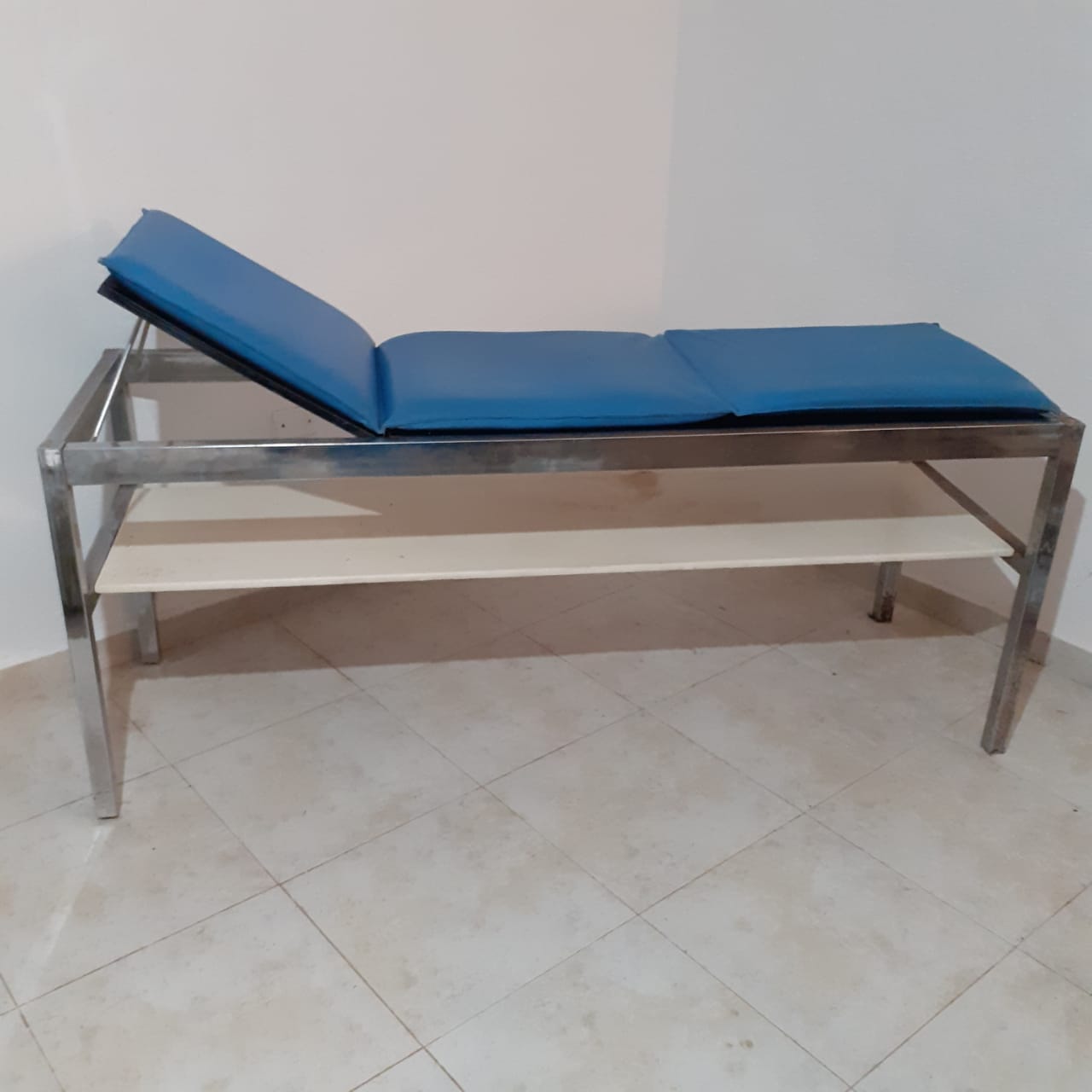 Camilla profesional para Spa o estética – Reclinable y cómoda 💆♀️ Camilla de Spa con estructura metálica y colchón azul reclinable 🌸 Camilla para tratamientos faciales y corporales – Ideal para Spa o salón de belleza Camilla profesional reclinable para masajes y estética – En excelente estado Camilla de Spa resistente y elegante – Estructura metálica con colchón azul 💙